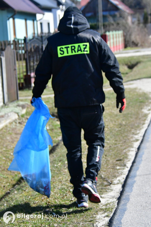 Mieszkańcy Woli Dereźniańskiej i Majdanu Starego posprzątali pas drogowy