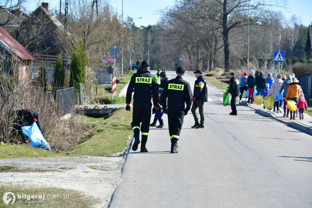 Mieszkańcy Woli Dereźniańskiej i Majdanu Starego posprzątali pas drogowy