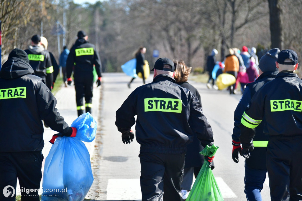 Mieszkańcy Woli Dereźniańskiej i Majdanu Starego posprzątali pas drogowy