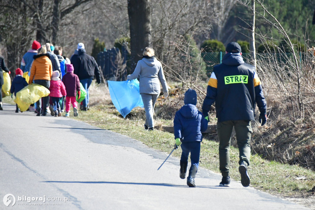 Mieszkańcy Woli Dereźniańskiej i Majdanu Starego posprzątali pas drogowy