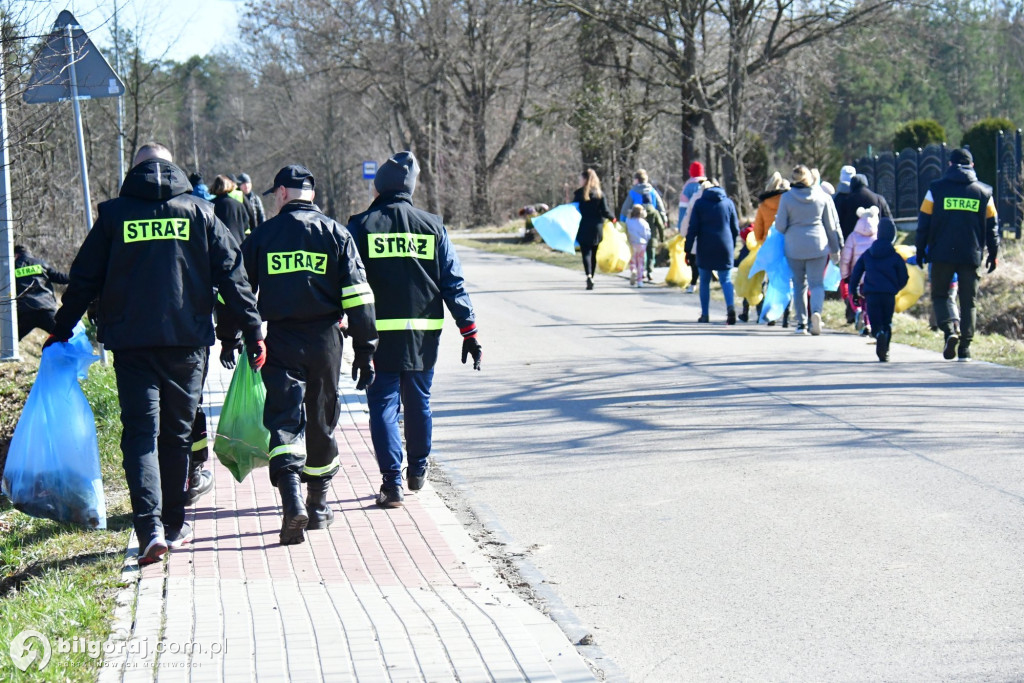 Mieszkańcy Woli Dereźniańskiej i Majdanu Starego posprzątali pas drogowy