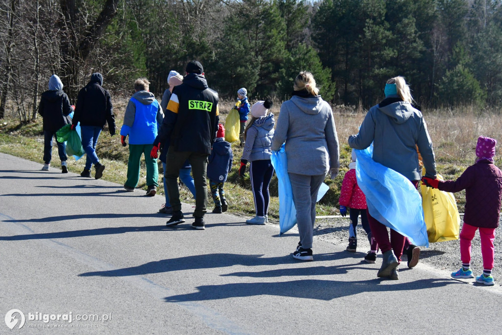 Mieszkańcy Woli Dereźniańskiej i Majdanu Starego posprzątali pas drogowy