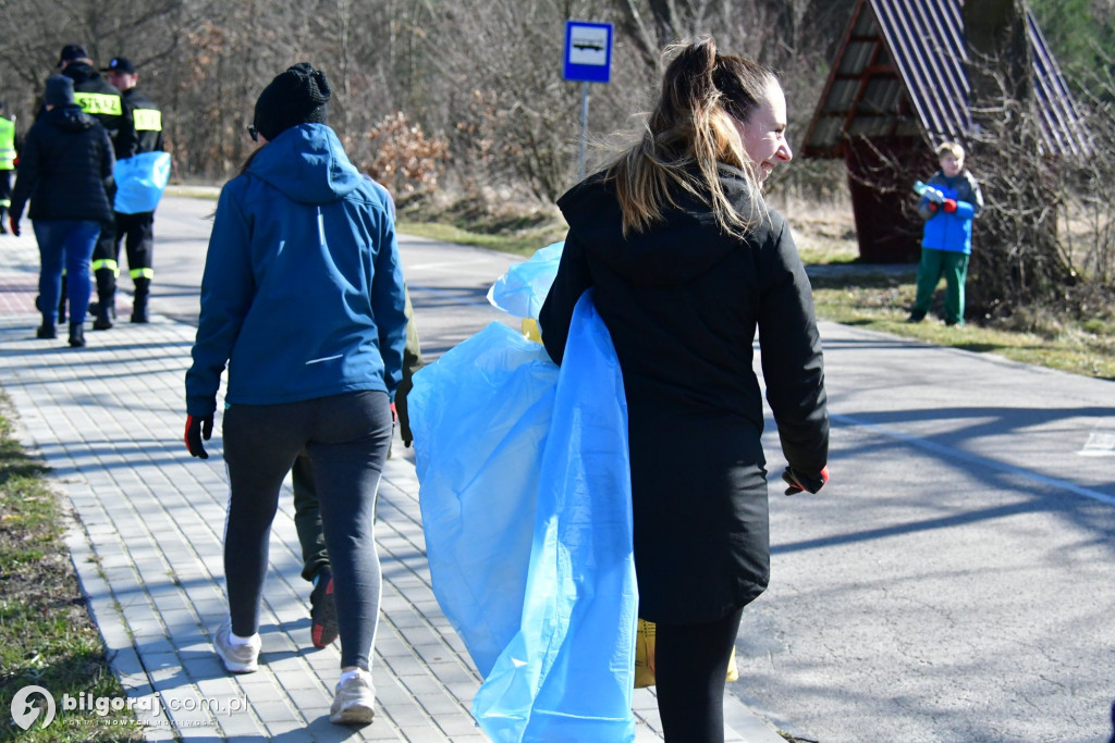 Mieszkańcy Woli Dereźniańskiej i Majdanu Starego posprzątali pas drogowy