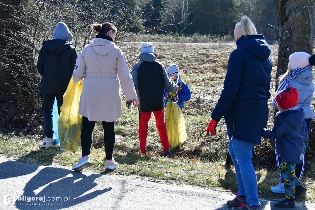 Mieszkańcy Woli Dereźniańskiej i Majdanu Starego posprzątali pas drogowy