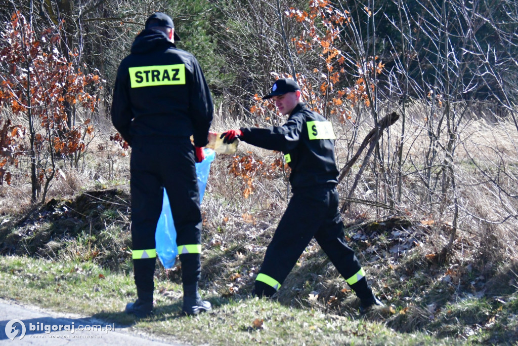 Mieszkańcy Woli Dereźniańskiej i Majdanu Starego posprzątali pas drogowy