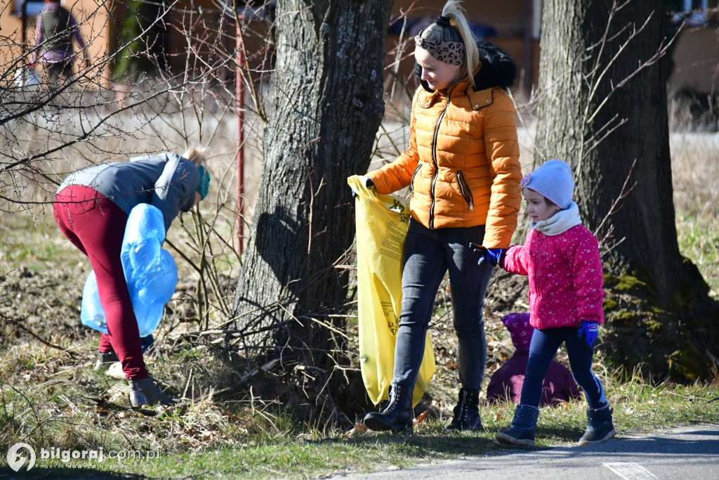 Mieszkańcy Woli Dereźniańskiej i Majdanu Starego posprzątali pas drogowy