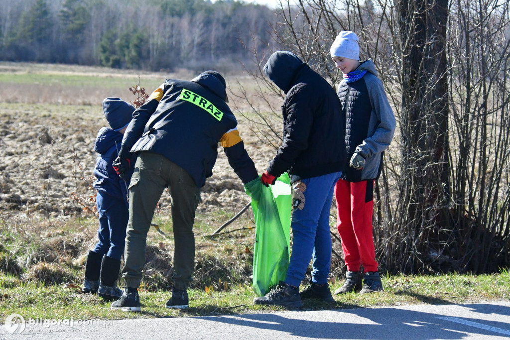 Mieszkańcy Woli Dereźniańskiej i Majdanu Starego posprzątali pas drogowy