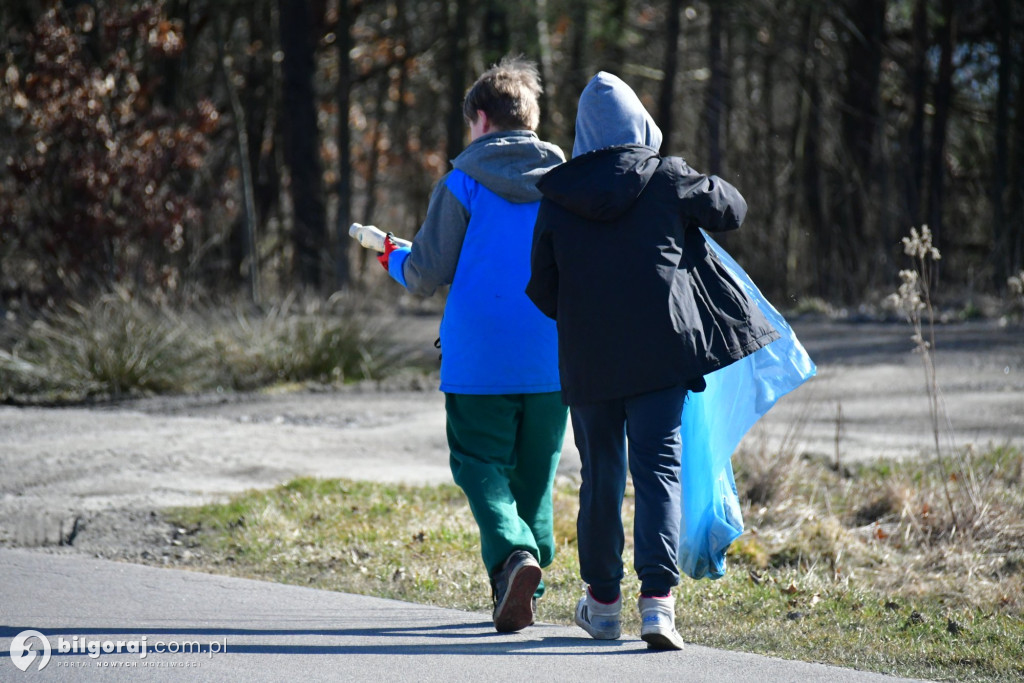 Mieszkańcy Woli Dereźniańskiej i Majdanu Starego posprzątali pas drogowy