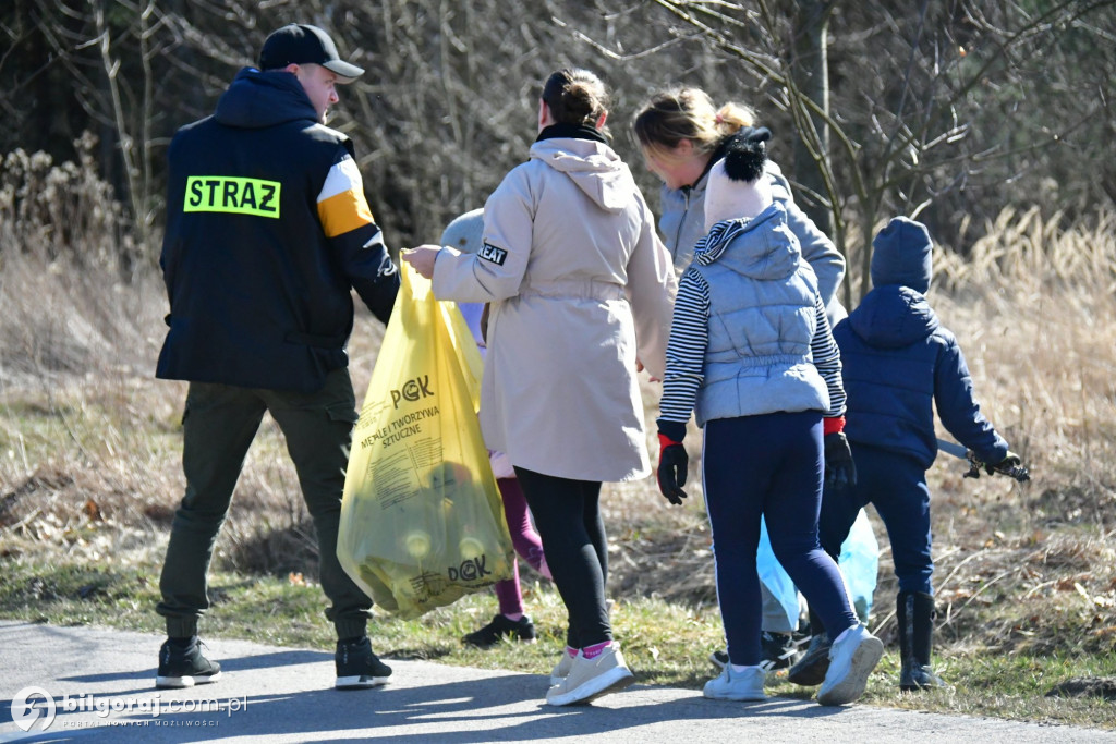 Mieszkańcy Woli Dereźniańskiej i Majdanu Starego posprzątali pas drogowy