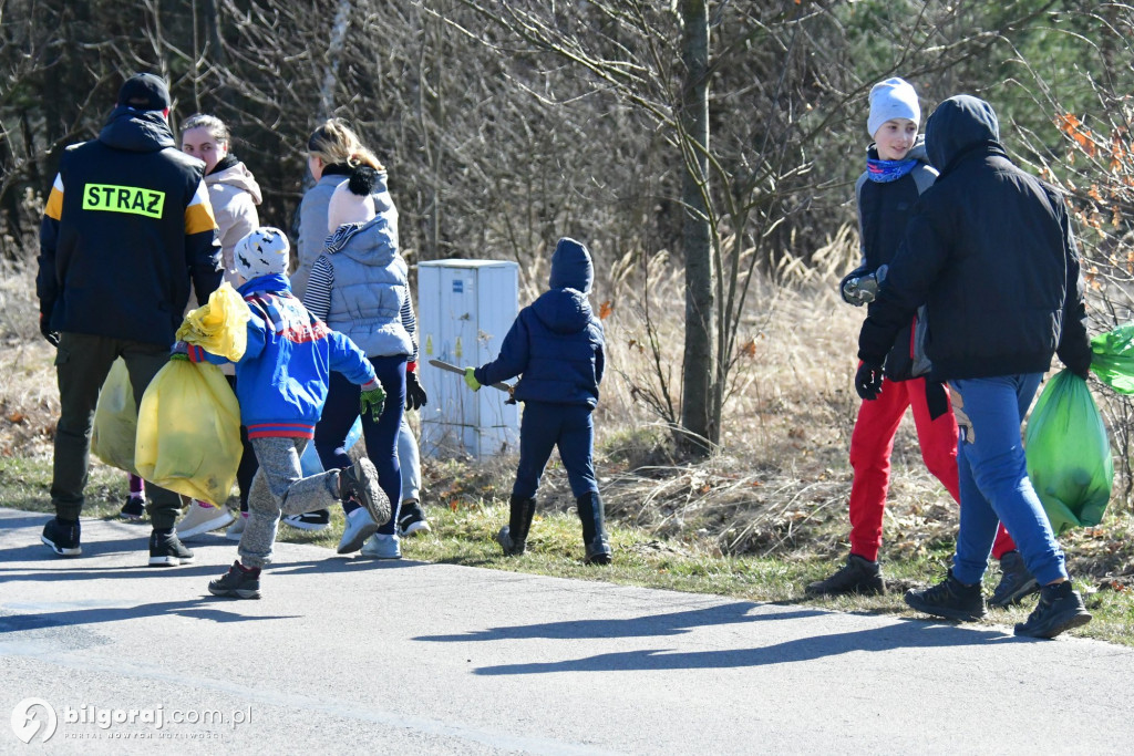 Mieszkańcy Woli Dereźniańskiej i Majdanu Starego posprzątali pas drogowy