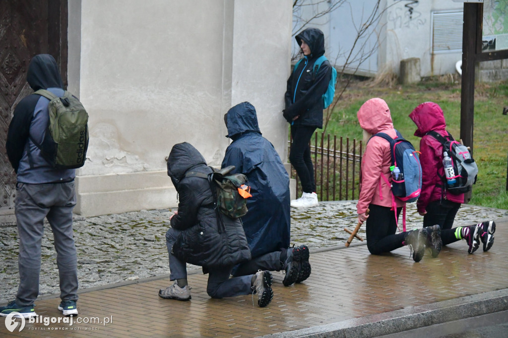Szli w skupieniu i modlitwie całą noc. Uczestnicy EDK dotarli do Biłgoraja