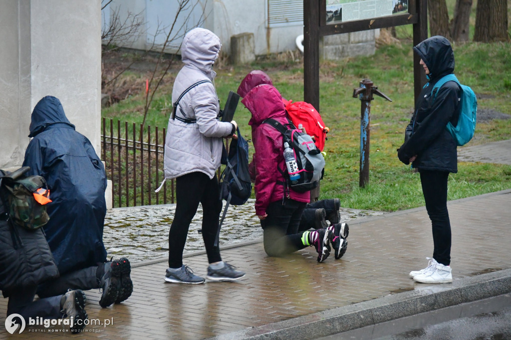 Szli w skupieniu i modlitwie całą noc. Uczestnicy EDK dotarli do Biłgoraja