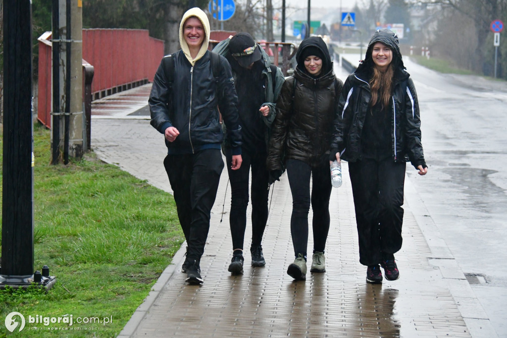 Szli w skupieniu i modlitwie całą noc. Uczestnicy EDK dotarli do Biłgoraja