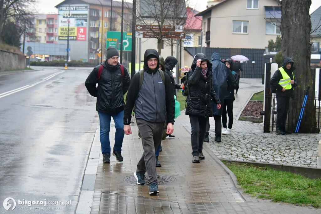 Szli w skupieniu i modlitwie całą noc. Uczestnicy EDK dotarli do Biłgoraja