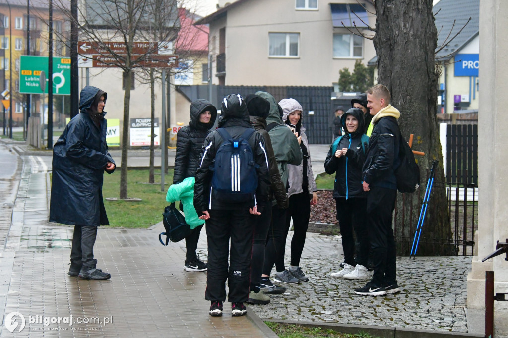 Szli w skupieniu i modlitwie całą noc. Uczestnicy EDK dotarli do Biłgoraja