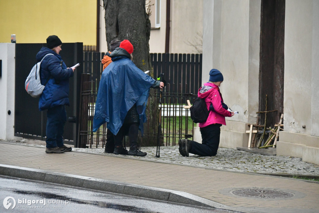 Szli w skupieniu i modlitwie całą noc. Uczestnicy EDK dotarli do Biłgoraja