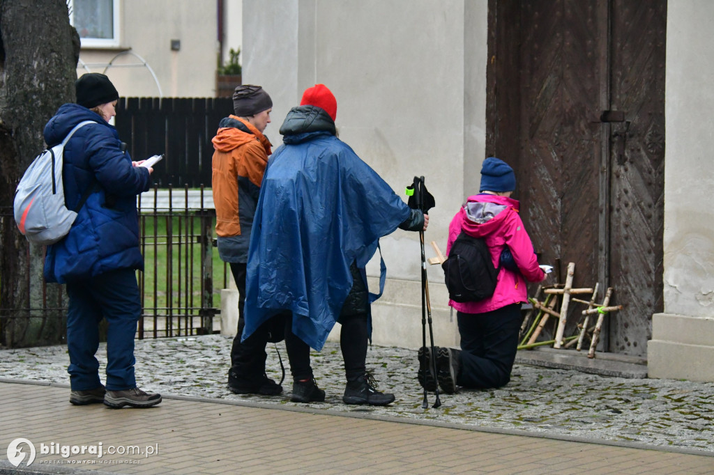 Szli w skupieniu i modlitwie całą noc. Uczestnicy EDK dotarli do Biłgoraja