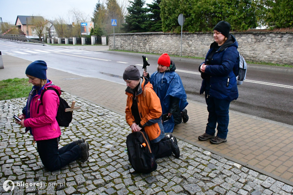 Szli w skupieniu i modlitwie całą noc. Uczestnicy EDK dotarli do Biłgoraja
