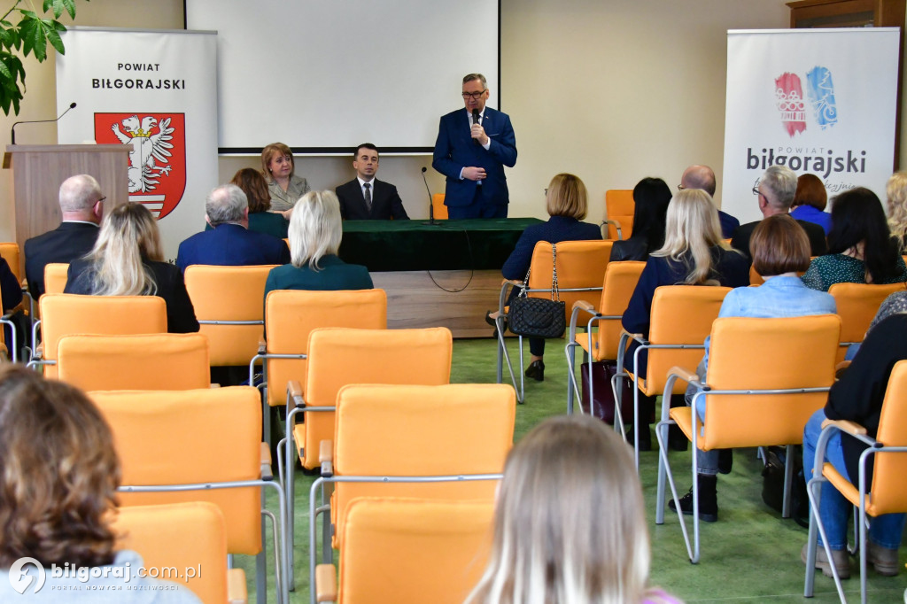Wiceminister w Biłgoraju. Spotkał się z władzami i przedstawicielami instytucji pomocy społecznej