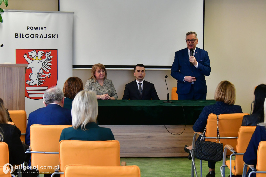Wiceminister w Biłgoraju. Spotkał się z władzami i przedstawicielami instytucji pomocy społecznej