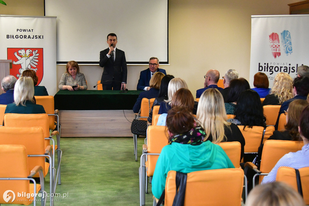 Wiceminister w Biłgoraju. Spotkał się z władzami i przedstawicielami instytucji pomocy społecznej