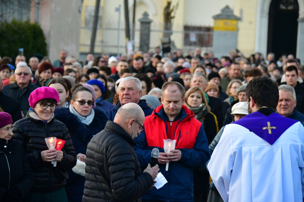 Mieszkańcy Frampola wyszli na ulicę w drodze krzyżowej