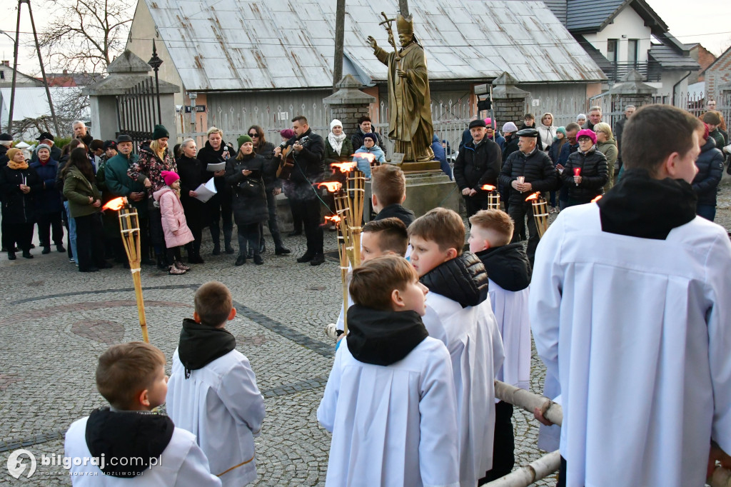 Mieszkańcy Frampola wyszli na ulicę w drodze krzyżowej