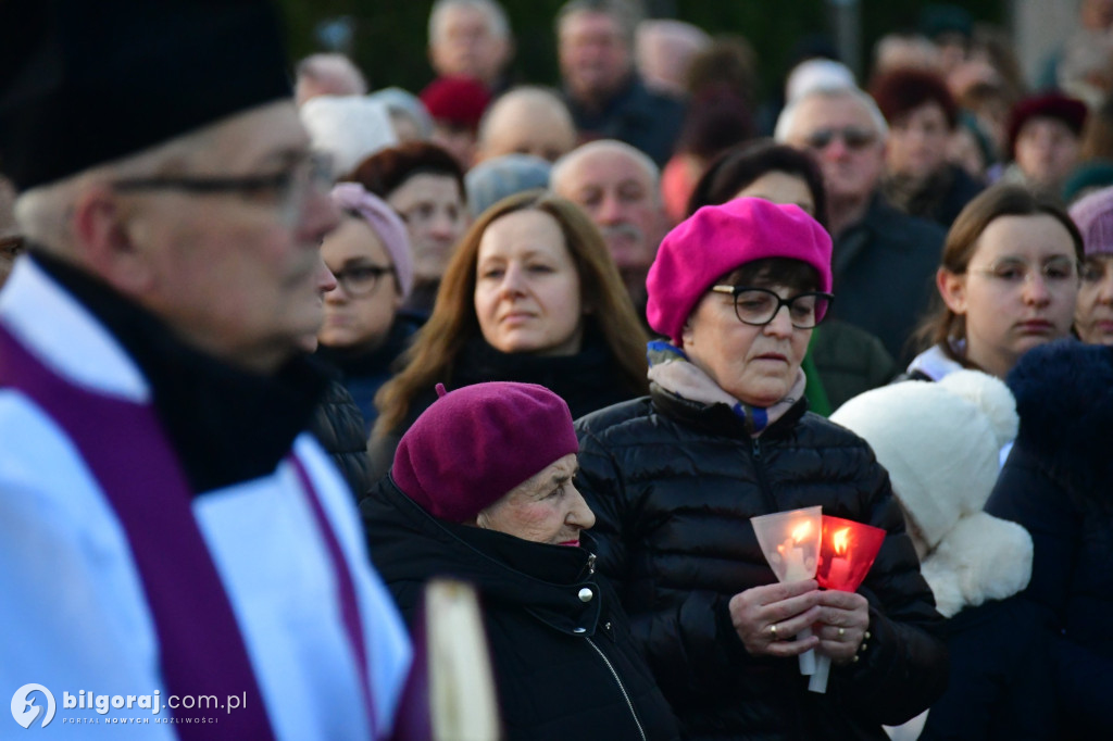 Mieszkańcy Frampola wyszli na ulicę w drodze krzyżowej