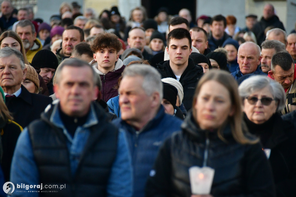 Mieszkańcy Frampola wyszli na ulicę w drodze krzyżowej