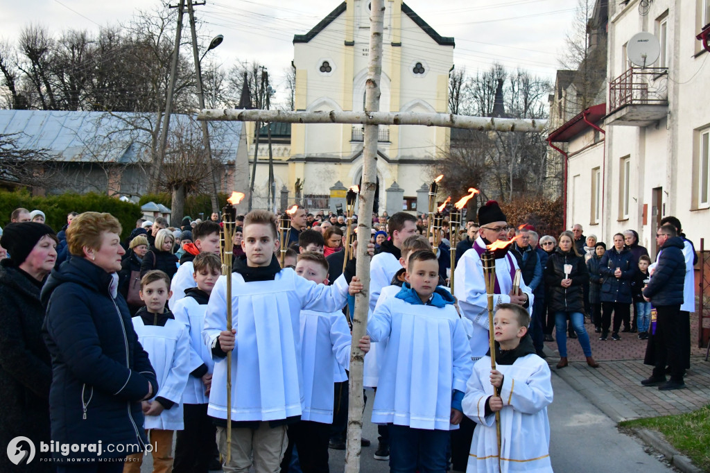 Mieszkańcy Frampola wyszli na ulicę w drodze krzyżowej