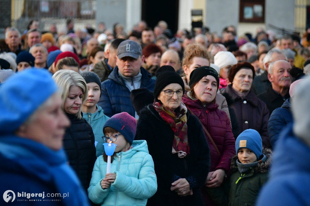 Mieszkańcy Frampola wyszli na ulicę w drodze krzyżowej
