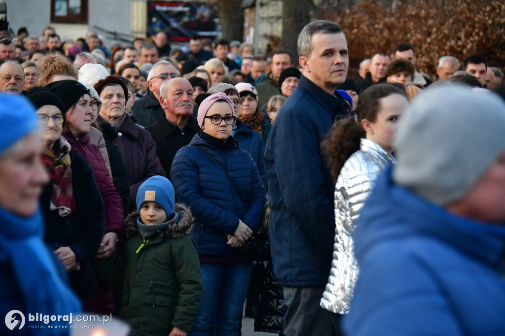 Mieszkańcy Frampola wyszli na ulicę w drodze krzyżowej