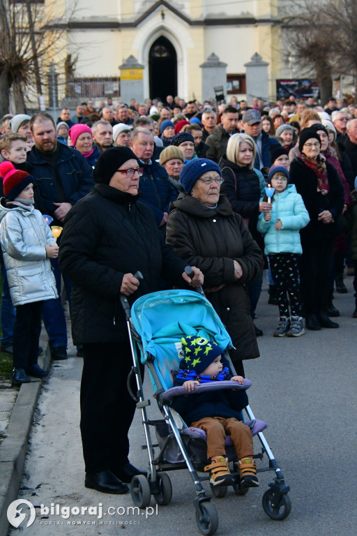Mieszkańcy Frampola wyszli na ulicę w drodze krzyżowej