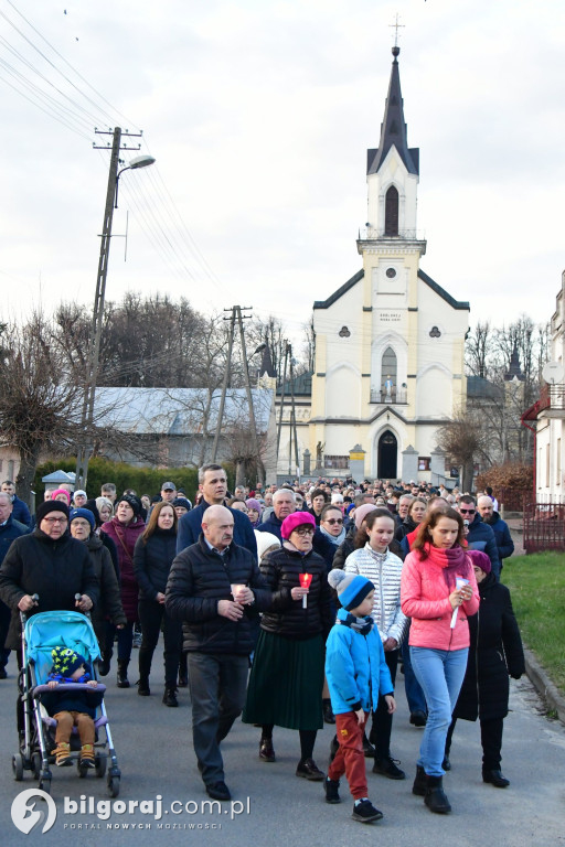 Mieszkańcy Frampola wyszli na ulicę w drodze krzyżowej