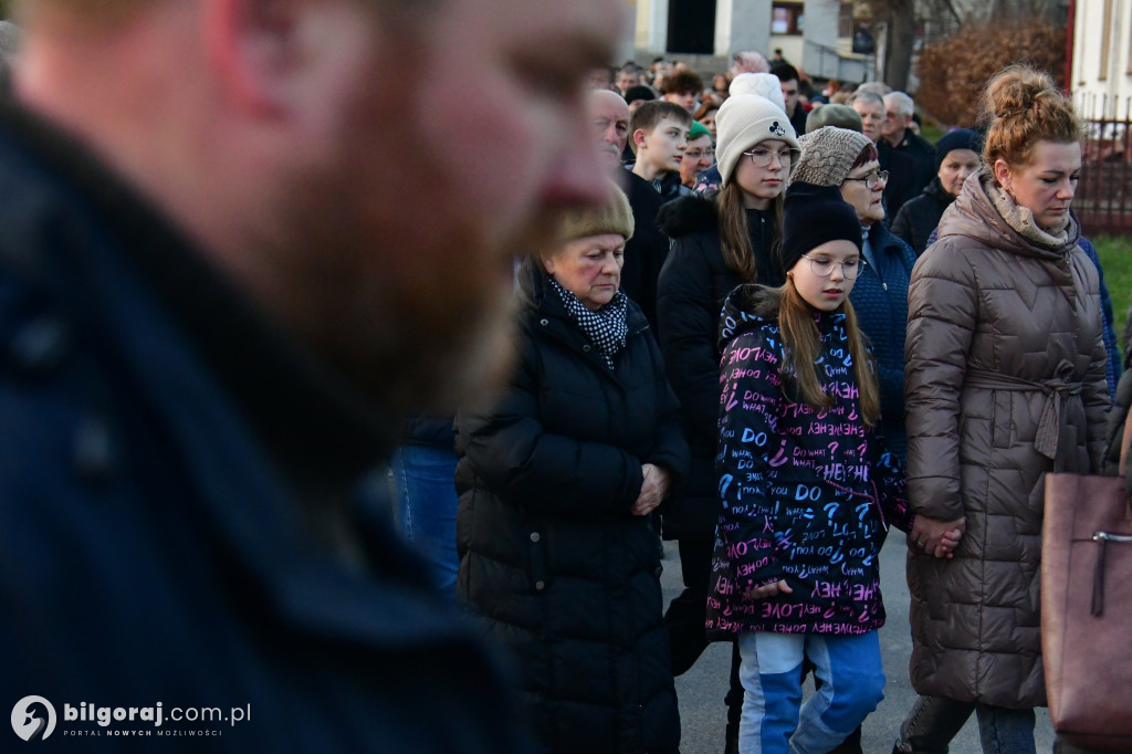 Mieszkańcy Frampola wyszli na ulicę w drodze krzyżowej