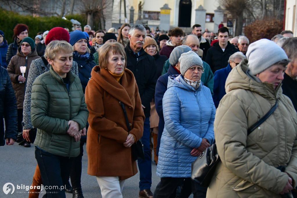 Mieszkańcy Frampola wyszli na ulicę w drodze krzyżowej