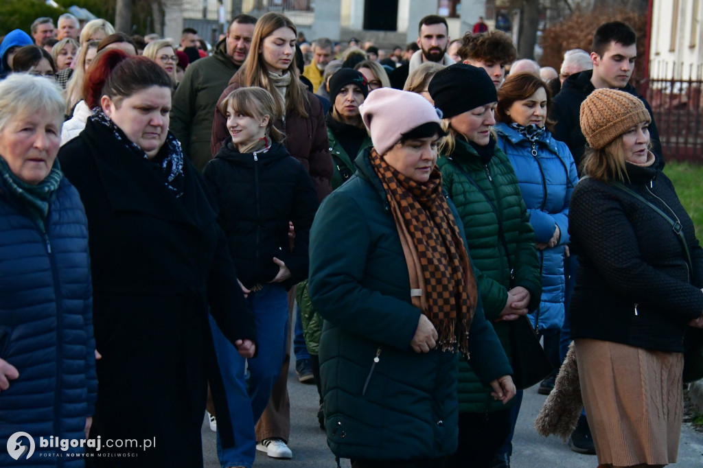 Mieszkańcy Frampola wyszli na ulicę w drodze krzyżowej