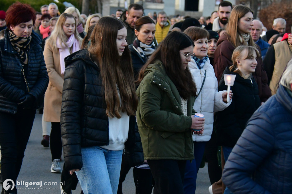 Mieszkańcy Frampola wyszli na ulicę w drodze krzyżowej