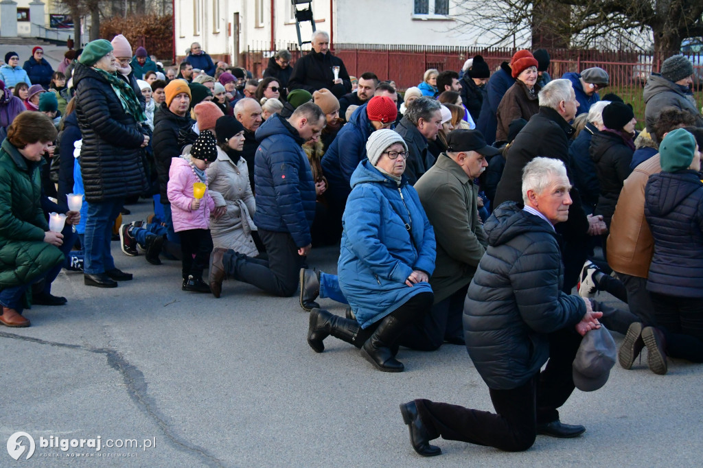 Mieszkańcy Frampola wyszli na ulicę w drodze krzyżowej