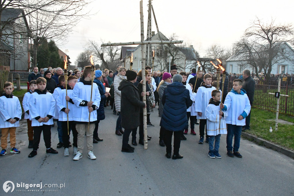 Mieszkańcy Frampola wyszli na ulicę w drodze krzyżowej