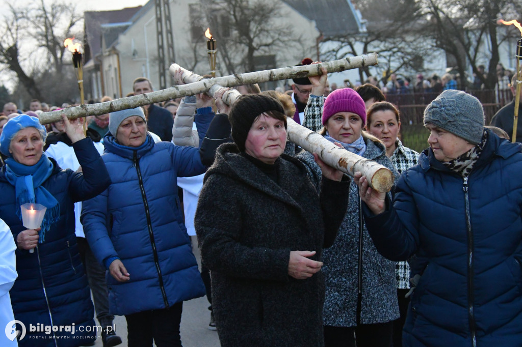 Mieszkańcy Frampola wyszli na ulicę w drodze krzyżowej