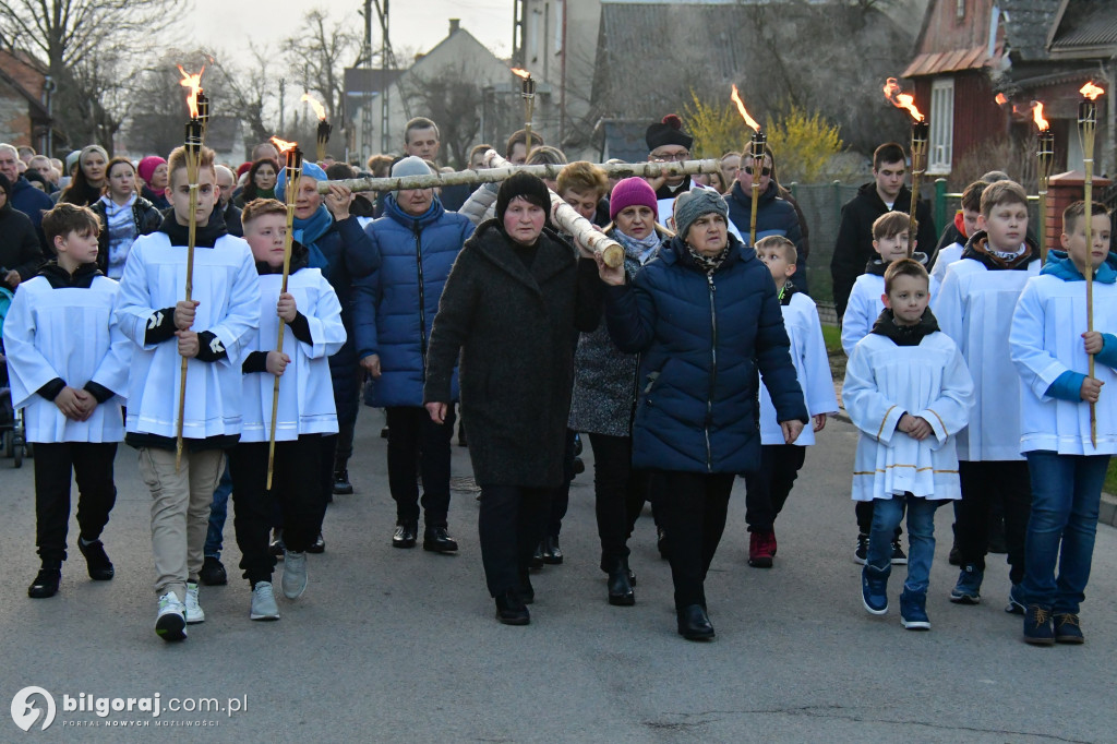 Mieszkańcy Frampola wyszli na ulicę w drodze krzyżowej