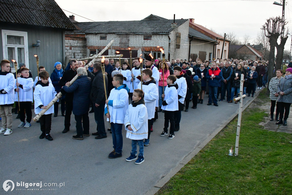 Mieszkańcy Frampola wyszli na ulicę w drodze krzyżowej