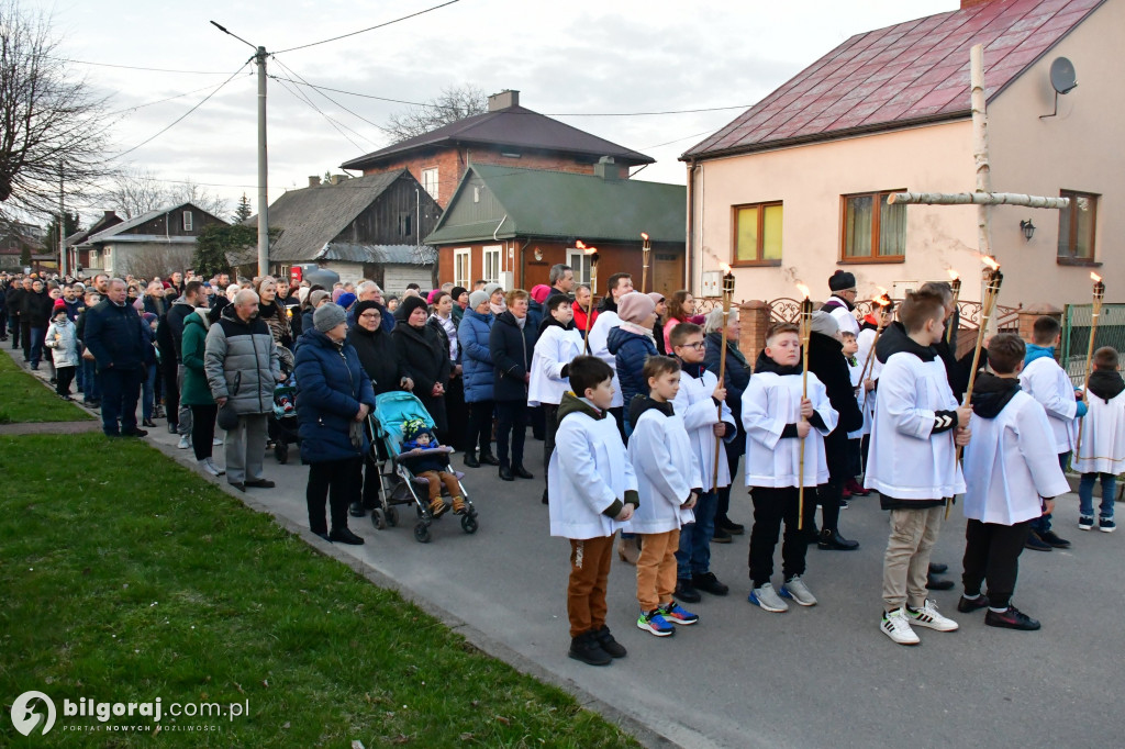 Mieszkańcy Frampola wyszli na ulicę w drodze krzyżowej