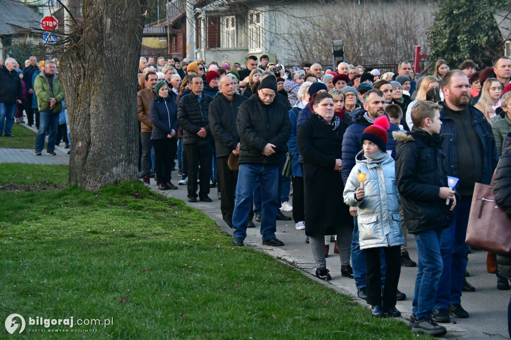 Mieszkańcy Frampola wyszli na ulicę w drodze krzyżowej