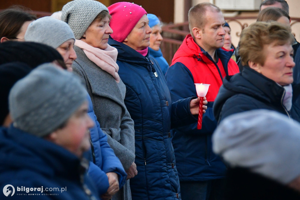 Mieszkańcy Frampola wyszli na ulicę w drodze krzyżowej