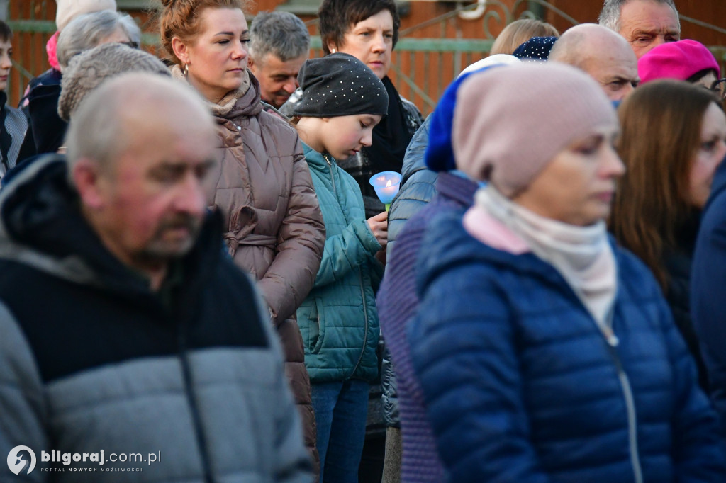 Mieszkańcy Frampola wyszli na ulicę w drodze krzyżowej