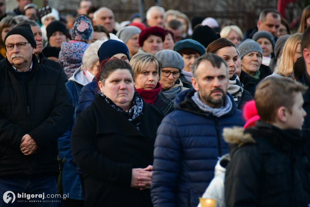 Mieszkańcy Frampola wyszli na ulicę w drodze krzyżowej