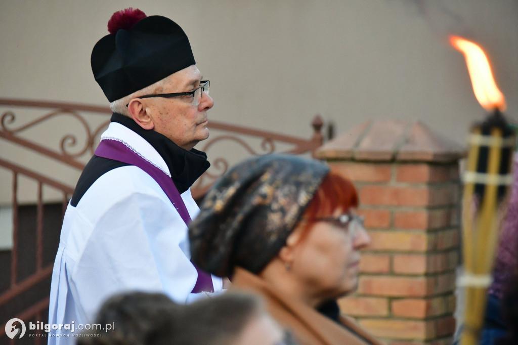 Mieszkańcy Frampola wyszli na ulicę w drodze krzyżowej