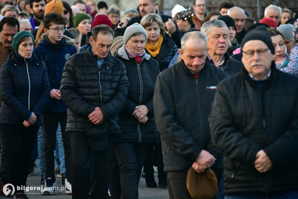 Mieszkańcy Frampola wyszli na ulicę w drodze krzyżowej
